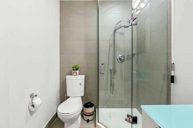 Luxury 2br Downtown Facing Cn Tower Apartment *