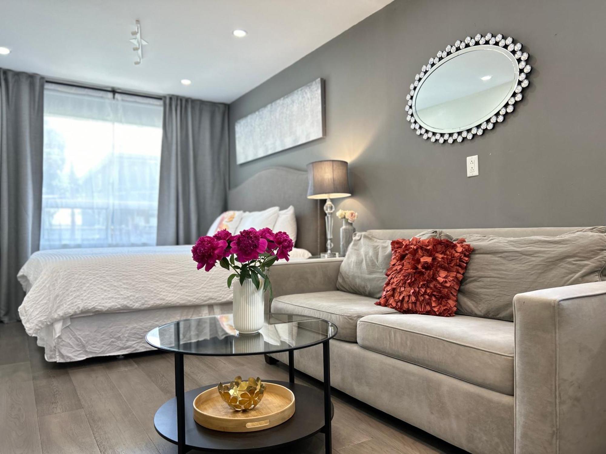 Privatunterkunft Modern Lux Family - Kingbed - Near Sheppard W Station