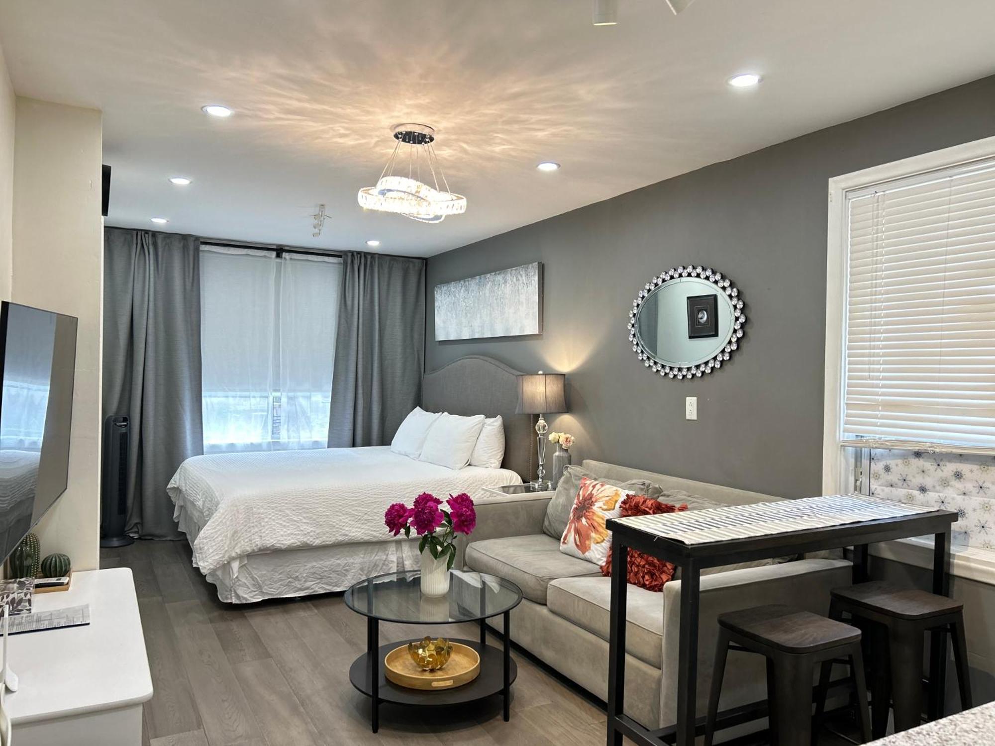 Modern Lux Family - Kingbed - Near Sheppard W Station Privatunterkunft Toronto