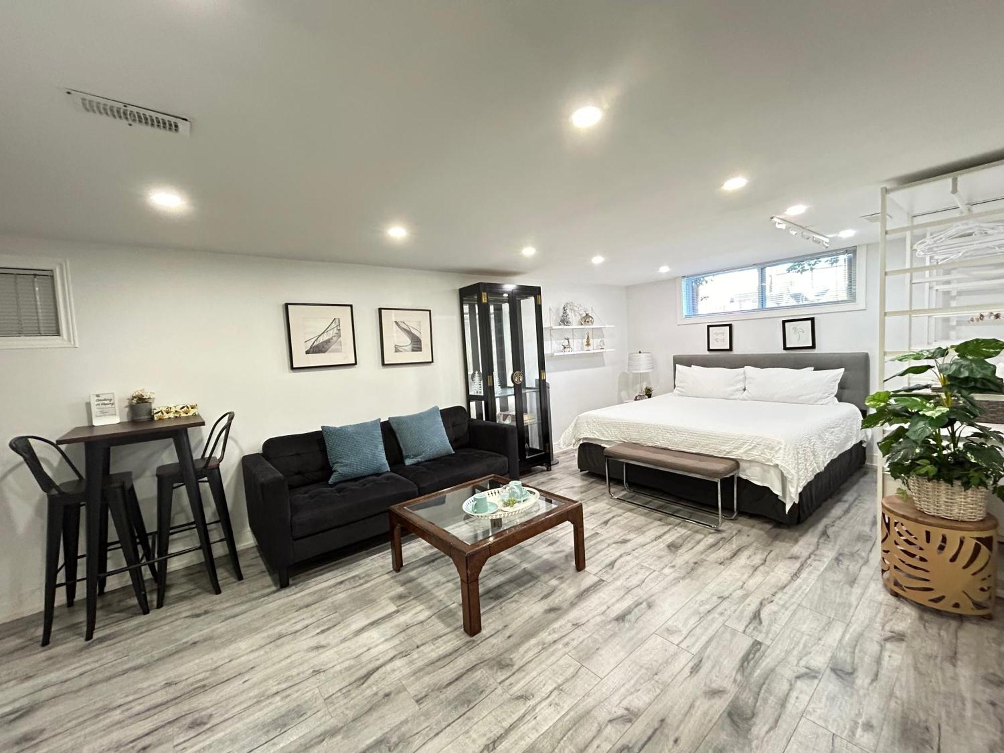 Modern Lux Family - Kingbed - Near Sheppard W Station Privatunterkunft Toronto