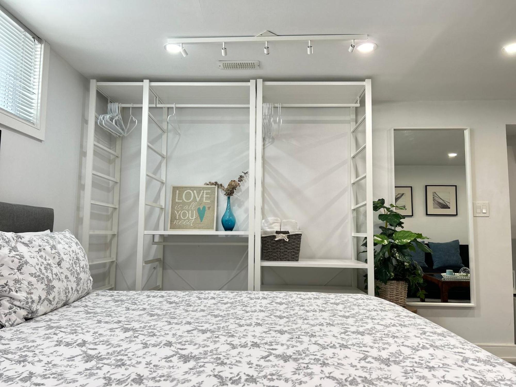 Privatunterkunft Modern Lux Family - Kingbed - Near Sheppard W Station