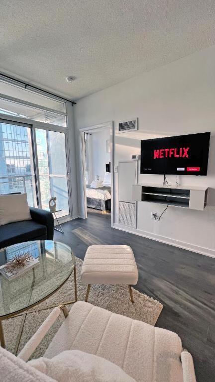 Cozy In Downtown + Free Parking Apartment Toronto