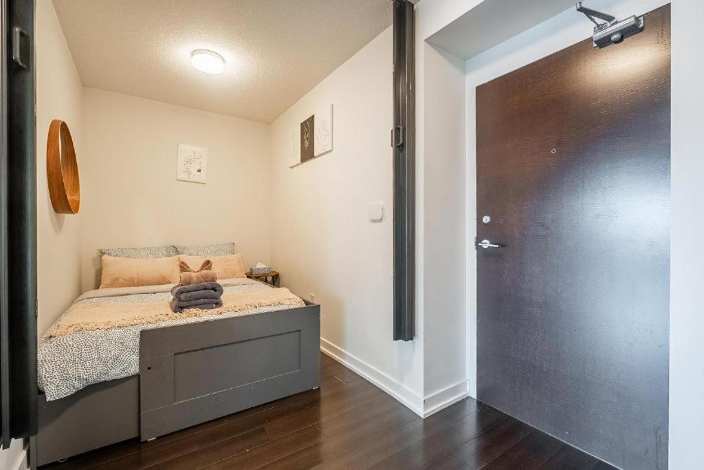 Cozy In Downtown + Free Parking Toronto