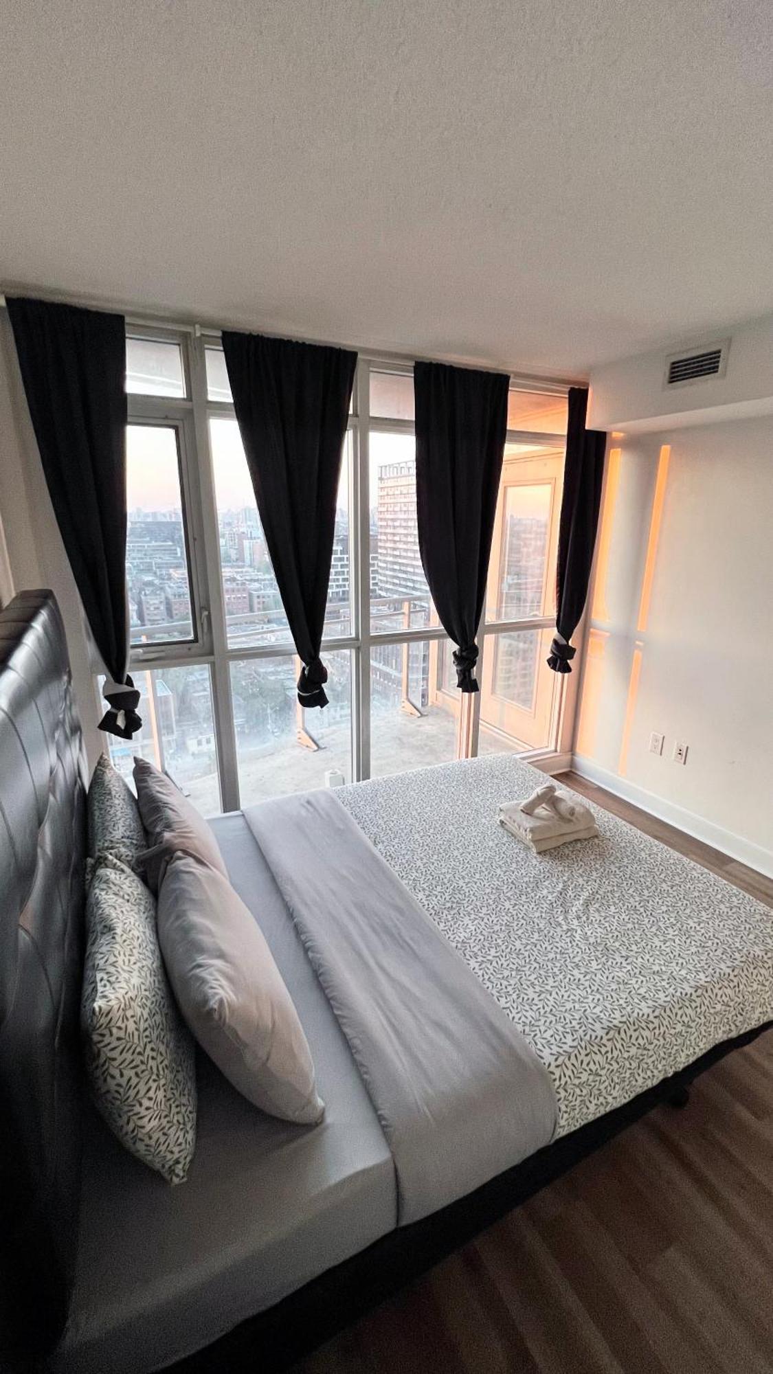 Cozy In Downtown + Free Parking * Toronto