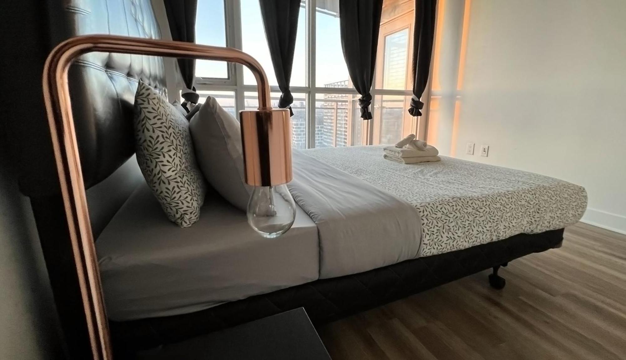 Cozy In Downtown + Free Parking Toronto