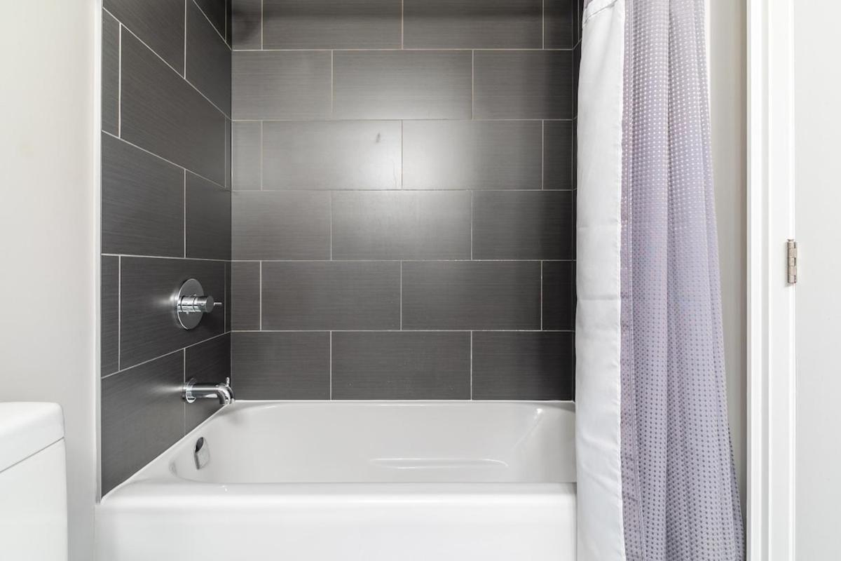 Yorkville Luxury 2 Bedroom & Parking Apartment *
