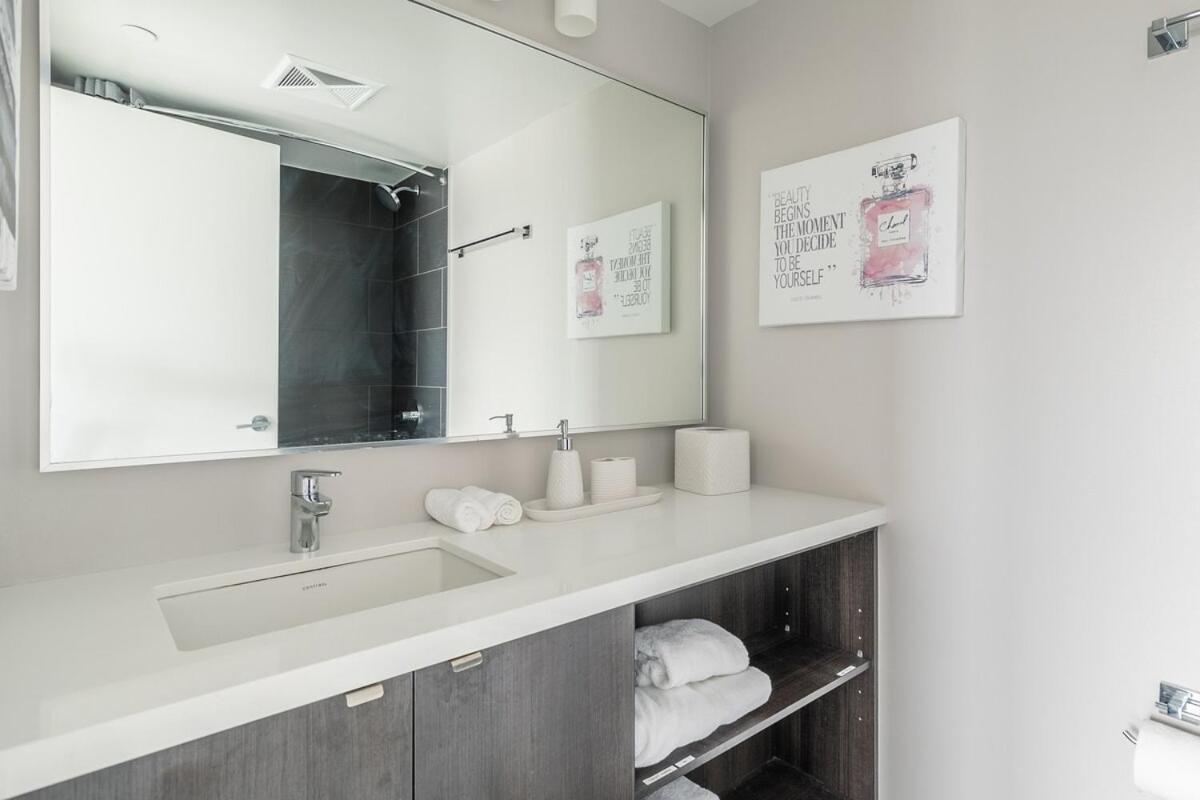 Apartment Yorkville Luxury 2 Bedroom & Parking *