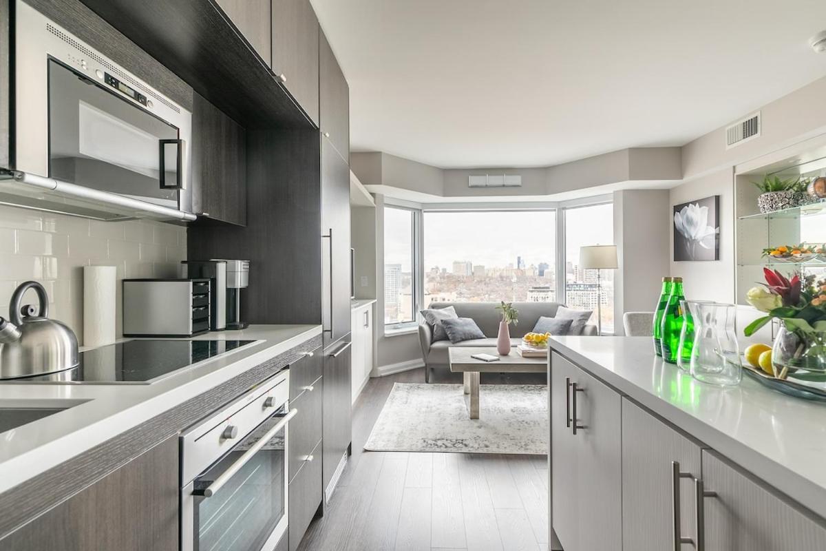 Apartment Yorkville Luxury 2 Bedroom & Parking