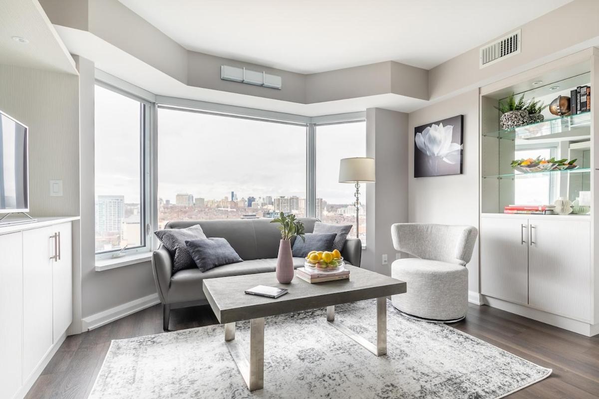Yorkville Luxury 2 Bedroom & Parking