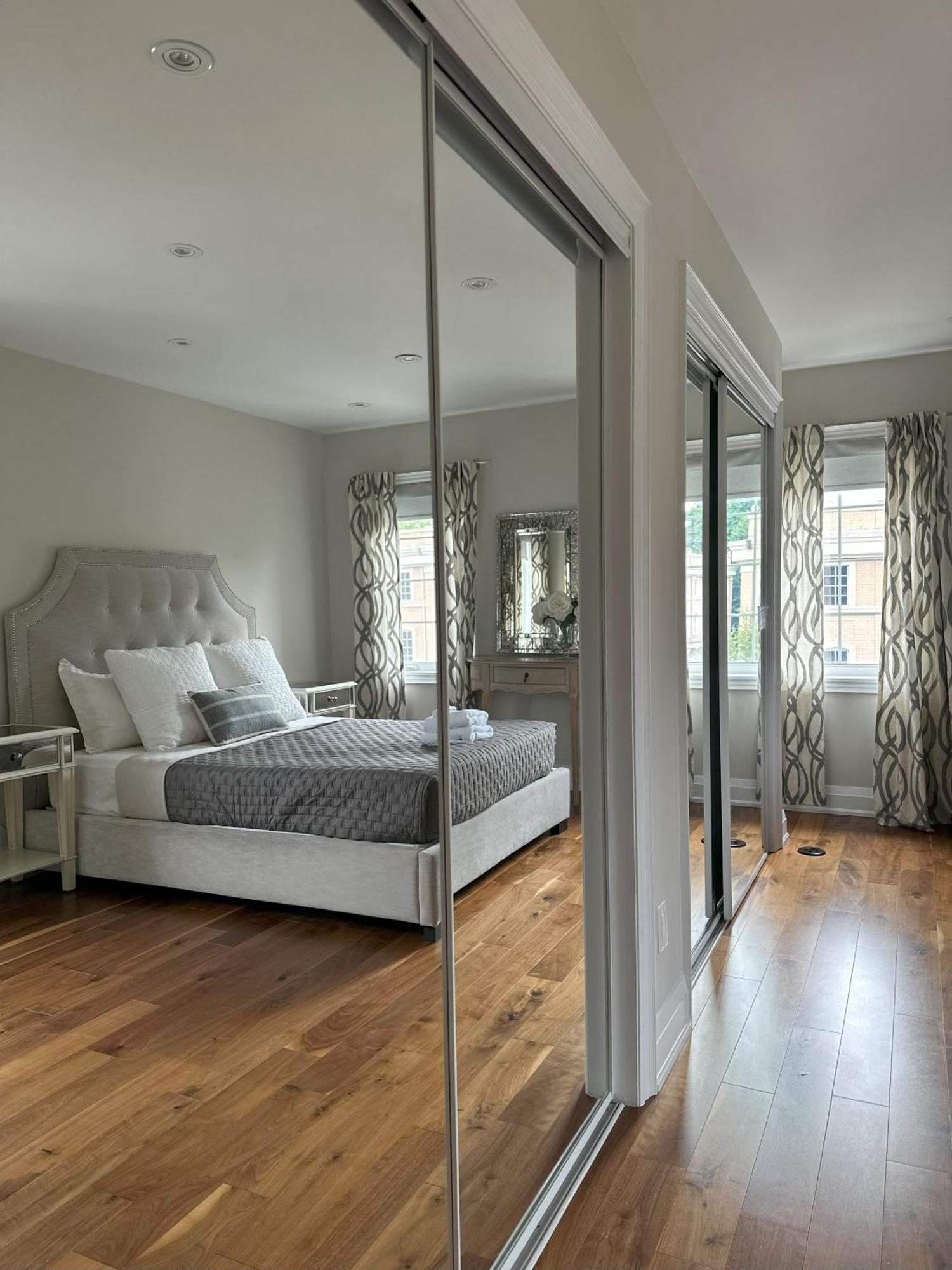 Immaculate Executive Townhouse 3br&3ba At Lawrence Park Ferienhaus
