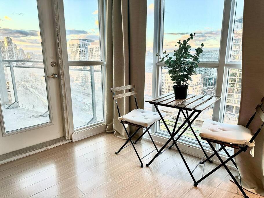 Stylish Downtown Near Cn Tower - Free Parking Apartment *