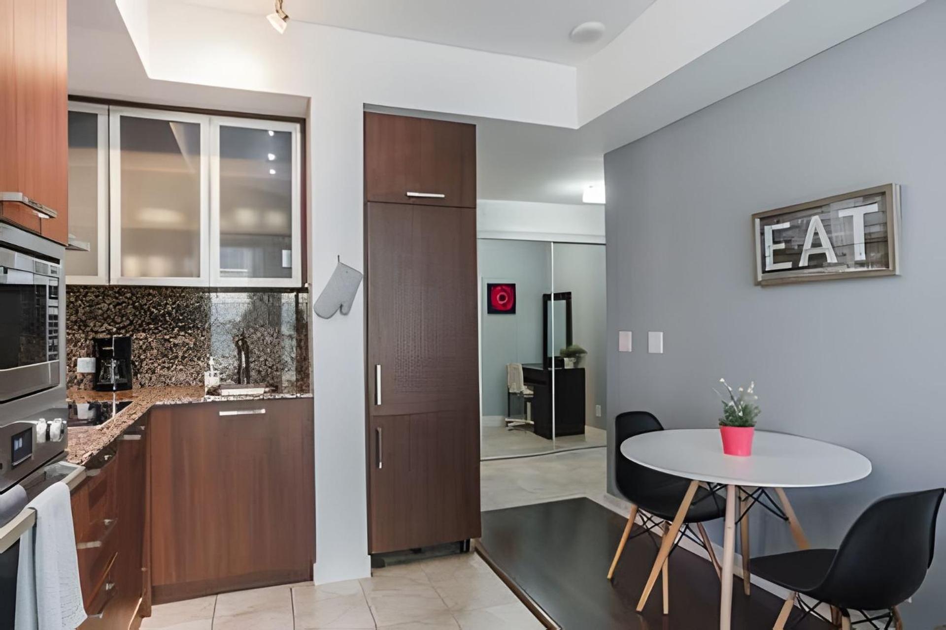 Waterfront 1 Bdr, 2bed, Cn Tower, Parking 4 Guests Ferienhaus Toronto