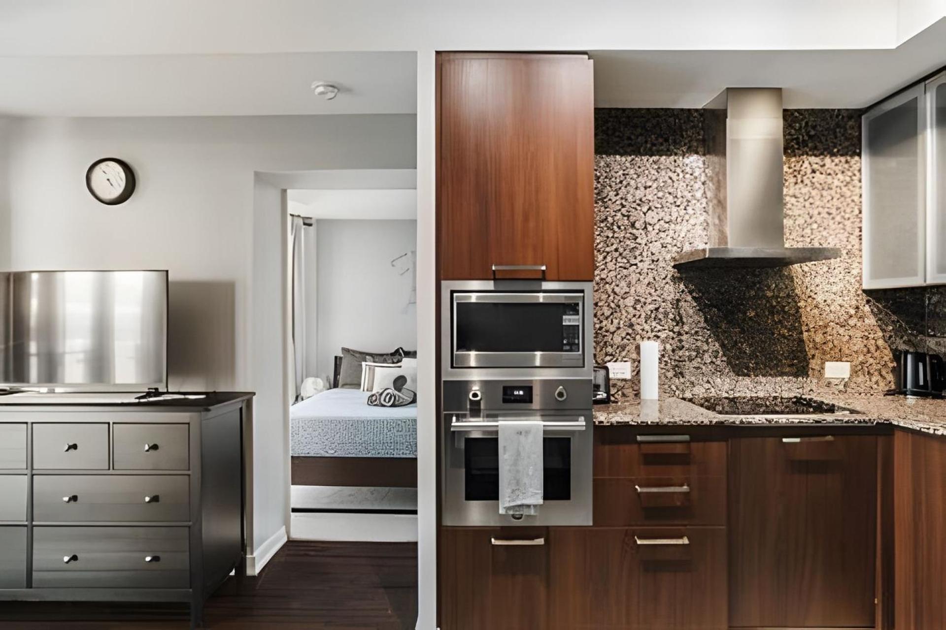 Waterfront 1 Bdr, 2bed, Cn Tower, Parking 4 Guests