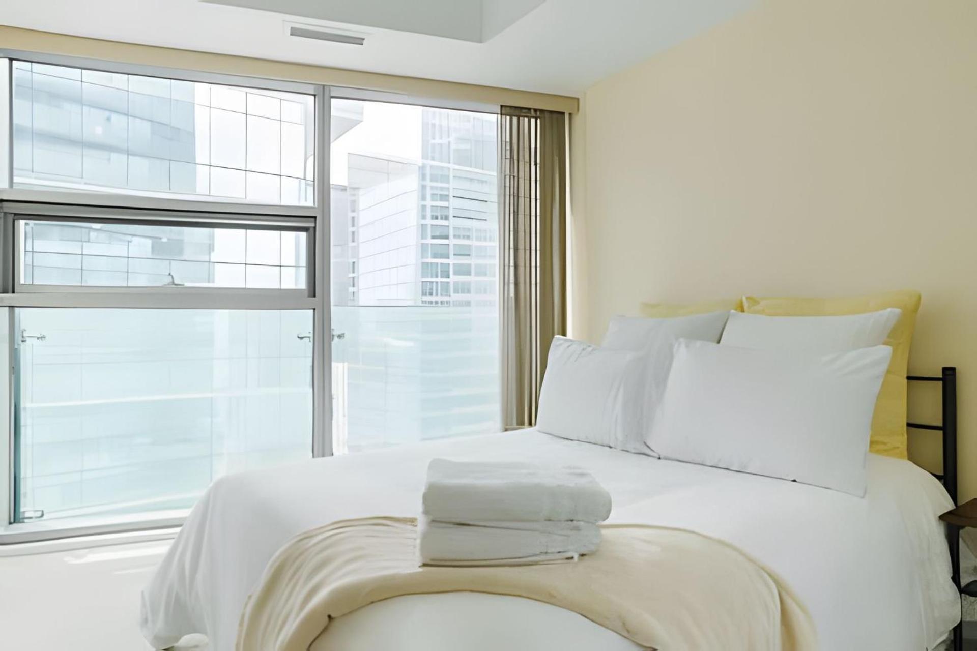 Waterfront 1 Bdr, 2bed, Cn Tower, Parking 4 Guests Ferienhaus Toronto