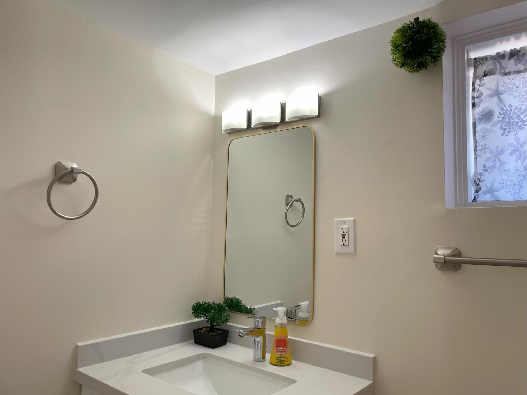Apartment Newly-renovated 3br House, 12 Minutes To Airport *