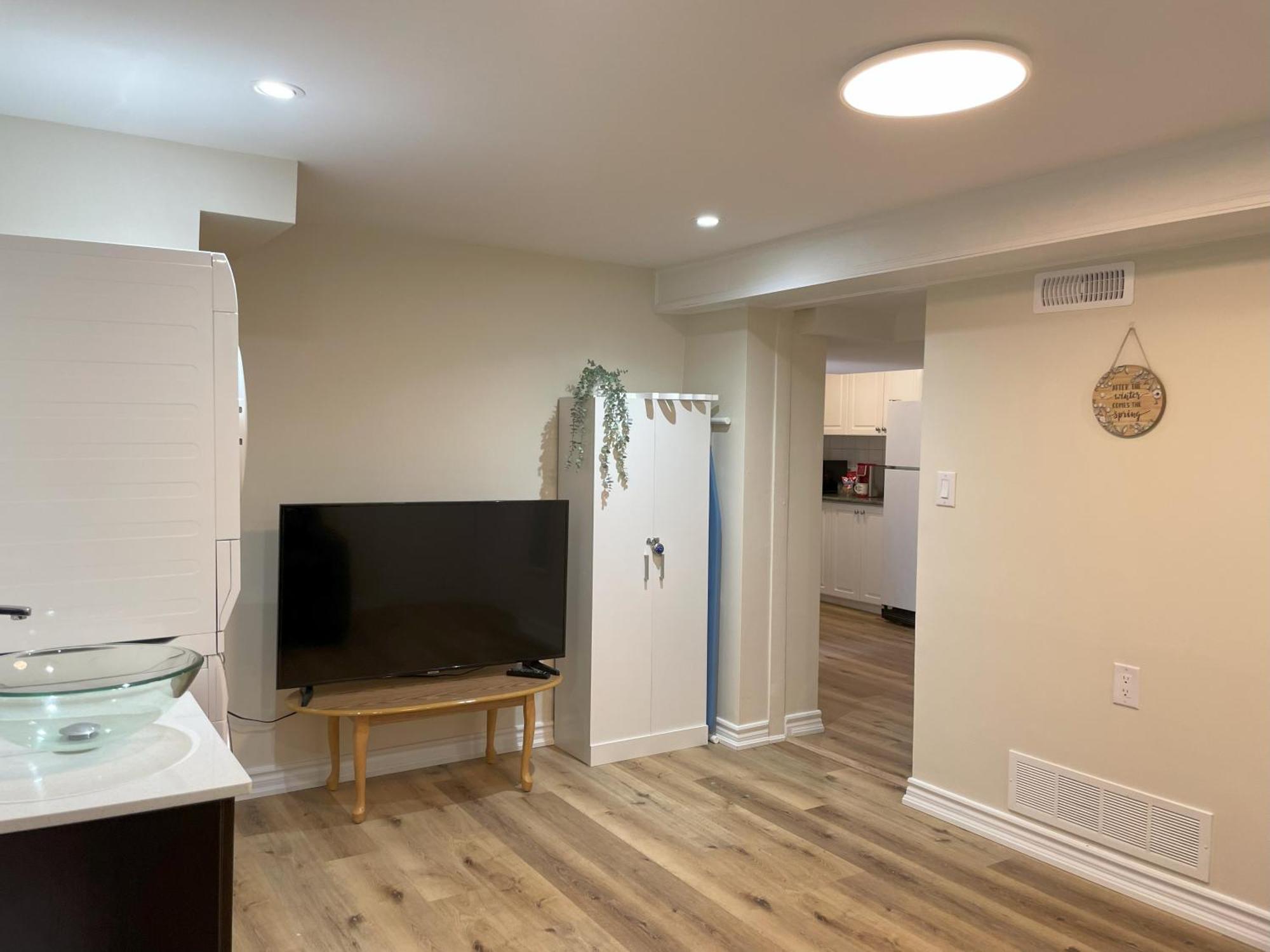 Newly-renovated 3br House, 12 Minutes To Airport Apartment *