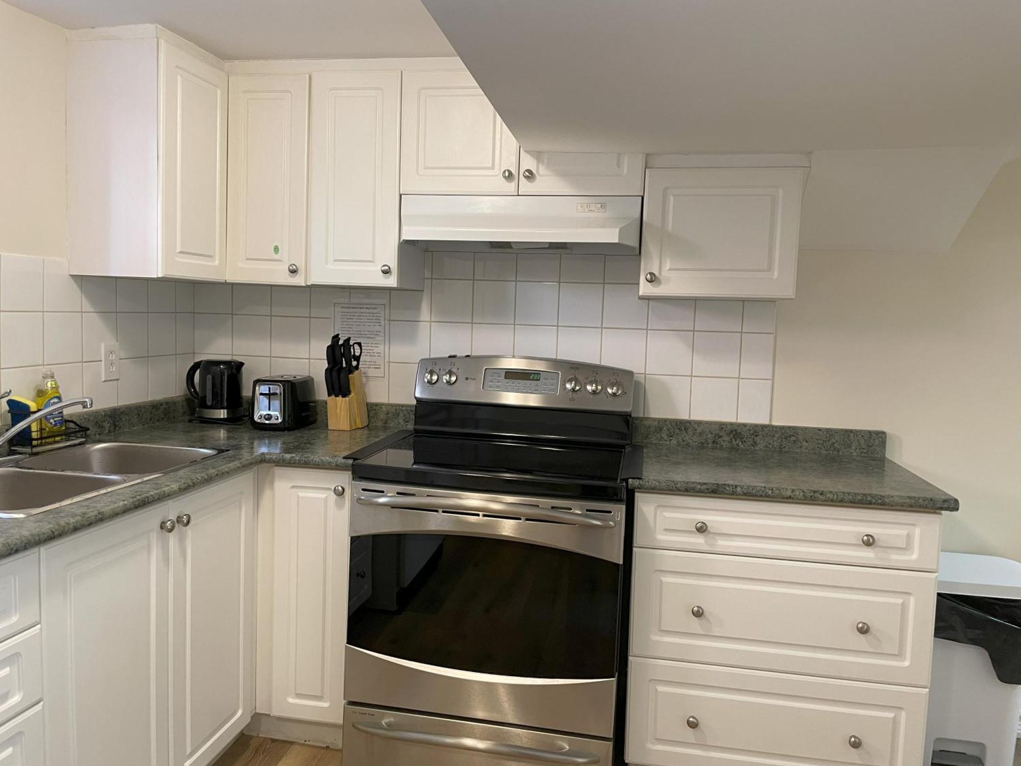 Newly-renovated 3br House, 12 Minutes To Airport Apartment Toronto