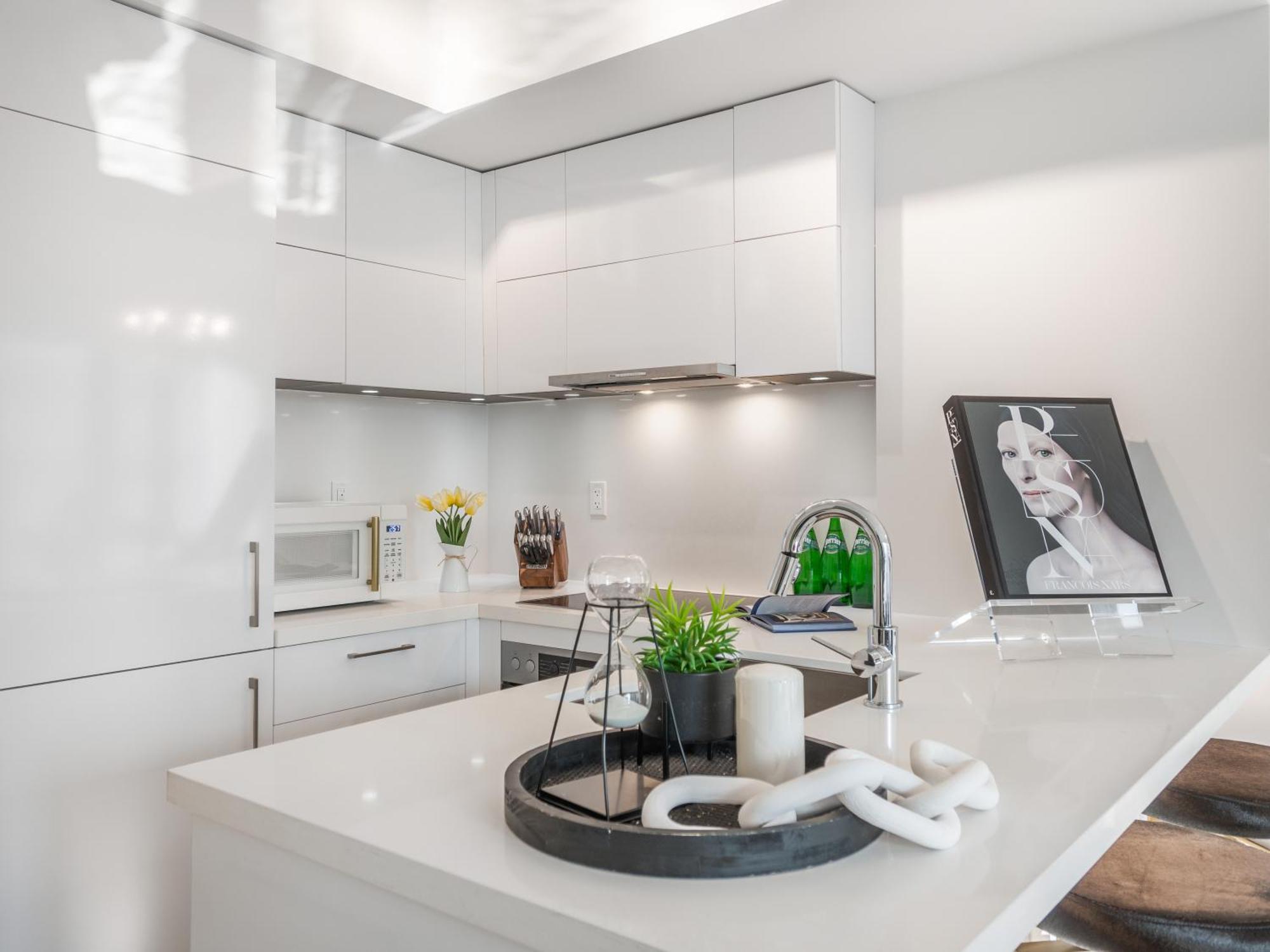 The Estate - Yorkville - Indoor Pool & Hot Tub Apartment *