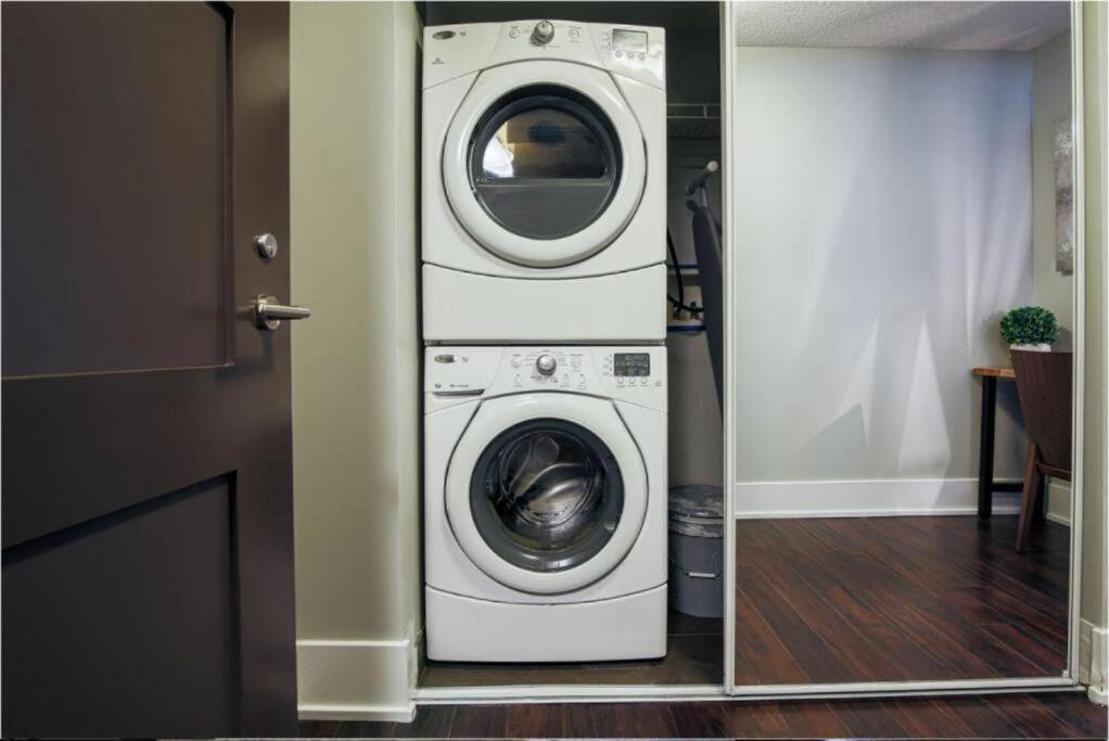 Luxury 2 & 3 Bedroom Downtown Apartment Toronto