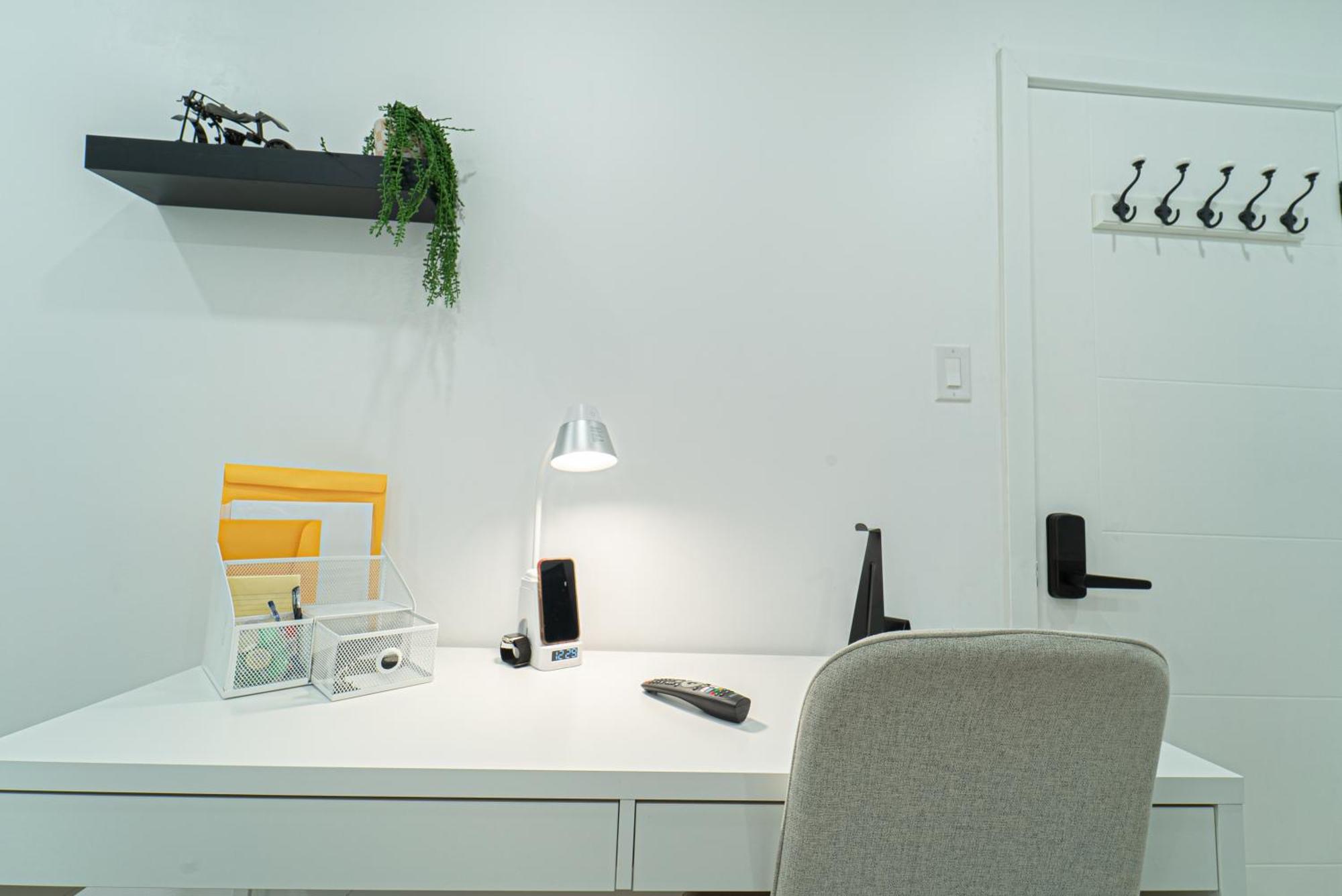 Near Sheppard Ave With Wi-fi, Essentials, Parking, Kitchen Homestay