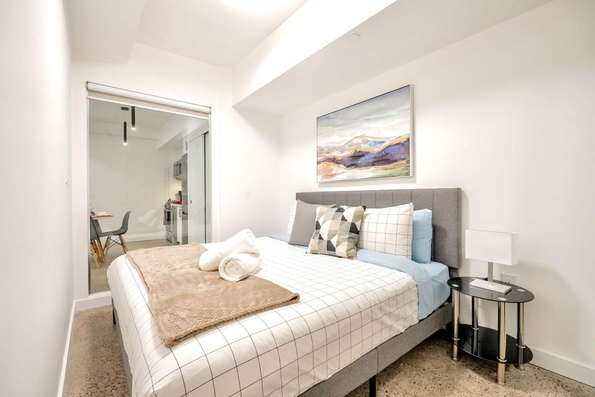 Modern 2br - Near Downtown Toronto