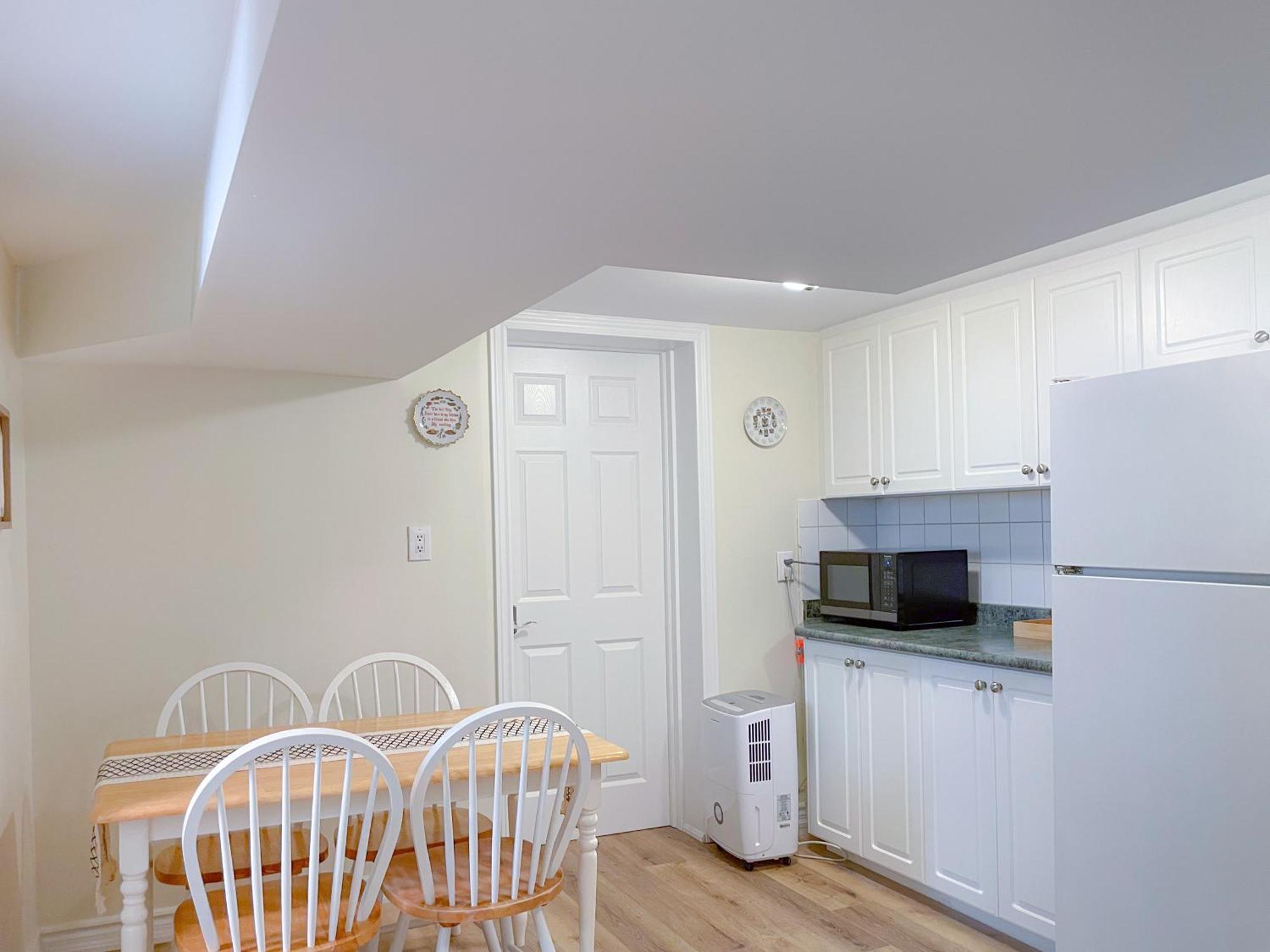 Newly-renovated 3br House, 12 Minutes To Airport Apartment Toronto