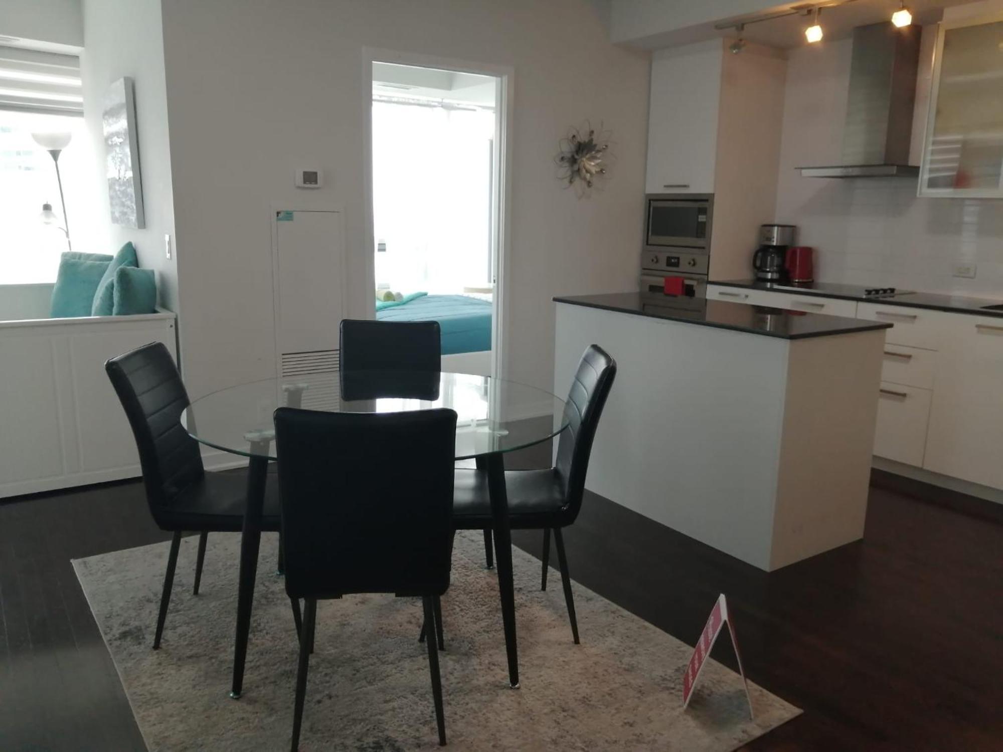 Above Clouds 3 Bedroom Downtown Apartment Toronto