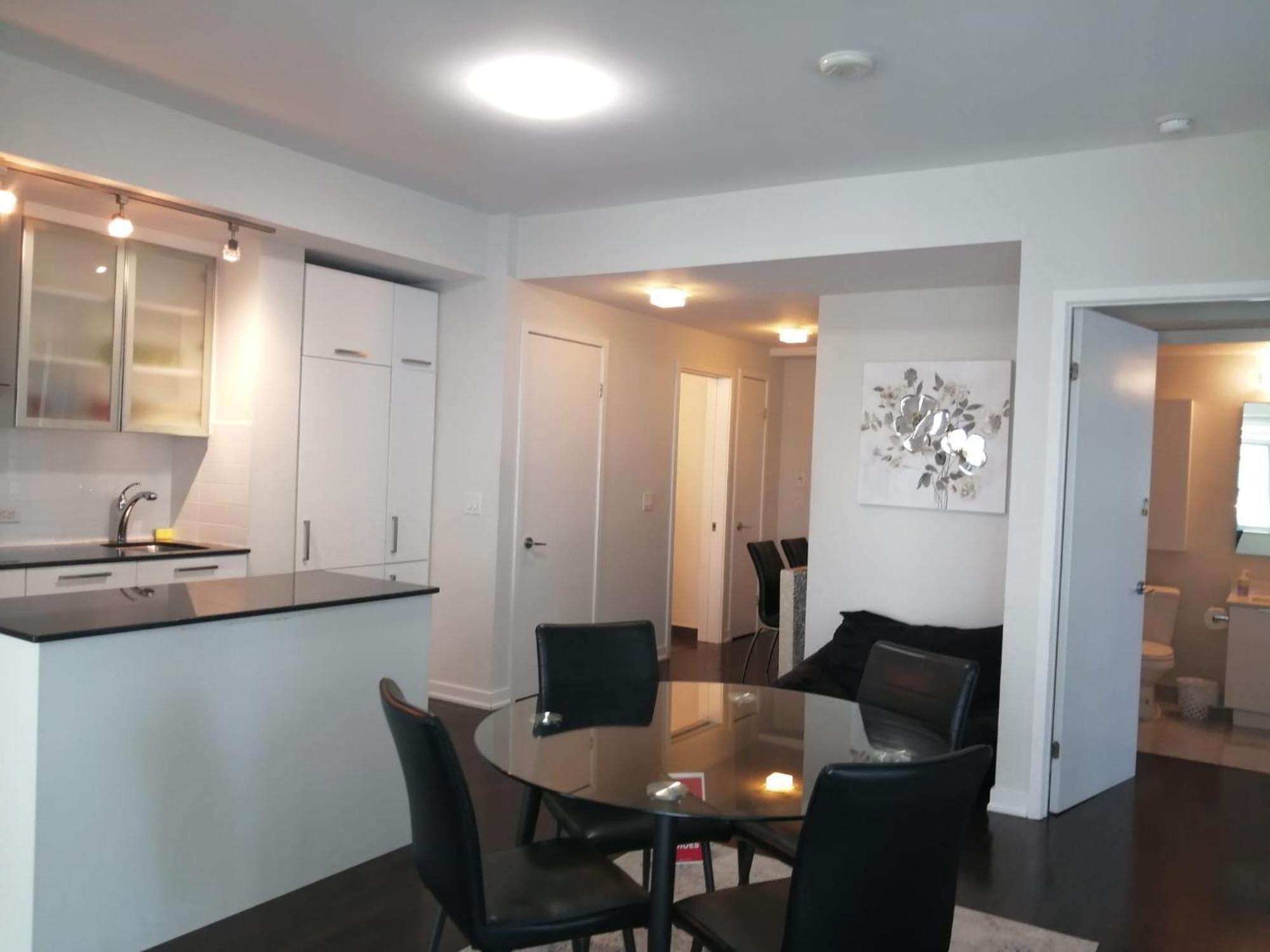 Above Clouds 3 Bedroom Downtown Apartment Toronto