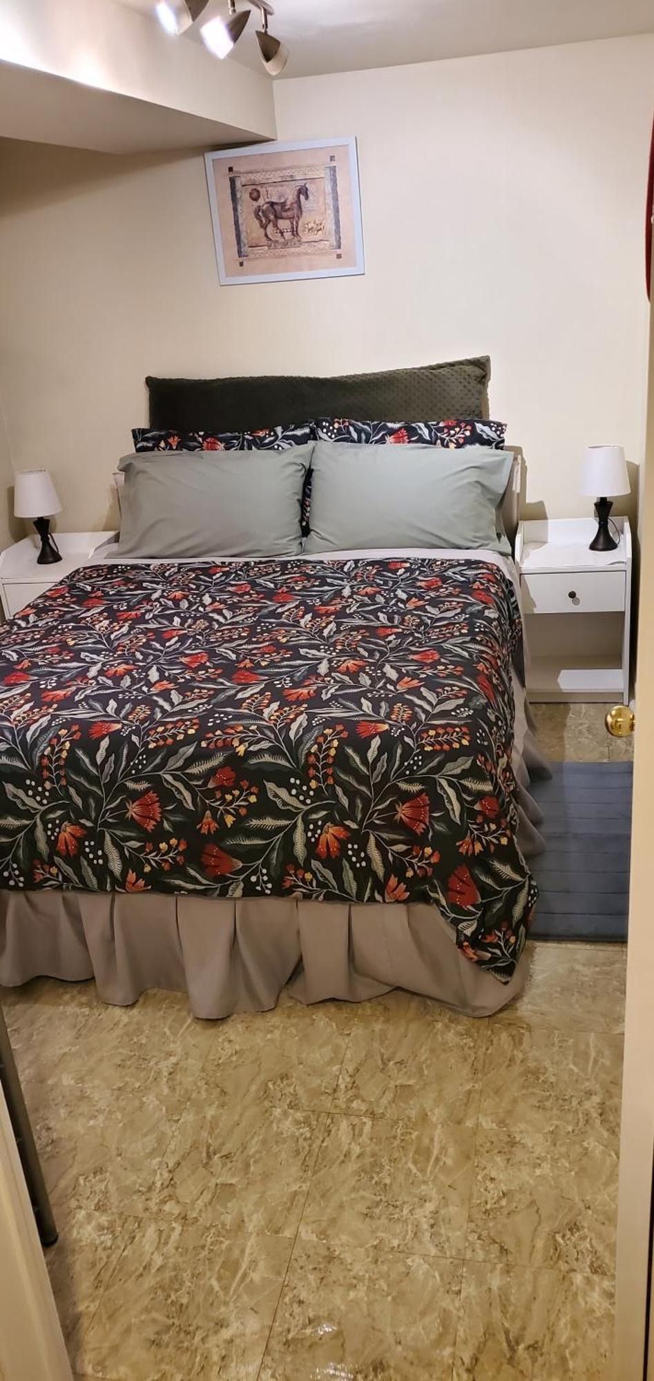Private Close To Airport Pearson Apartment *