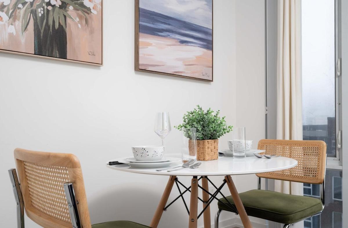 1bd Next To Queen St - Ideal Location Apartment *