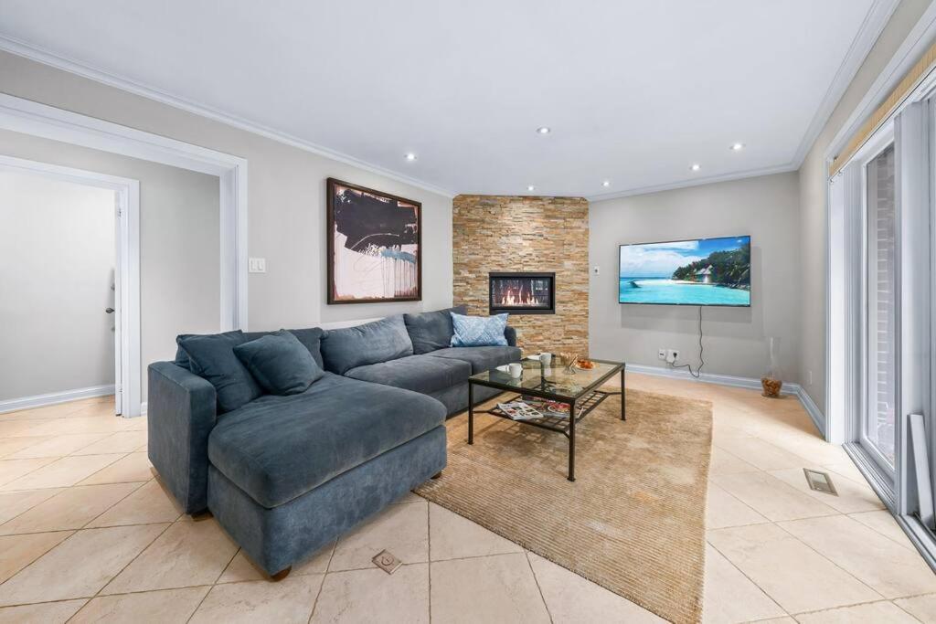 Private Bedroom In A House Close To Subway With Free Parking * Toronto