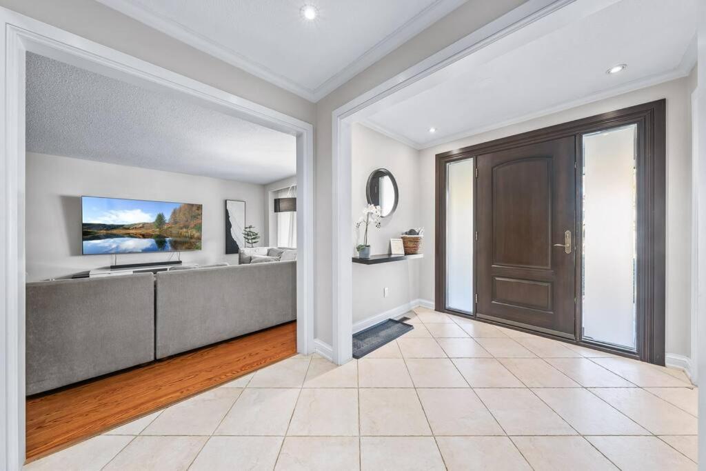 Holiday home Private Bedroom In A House Close To Subway With Free Parking Toronto