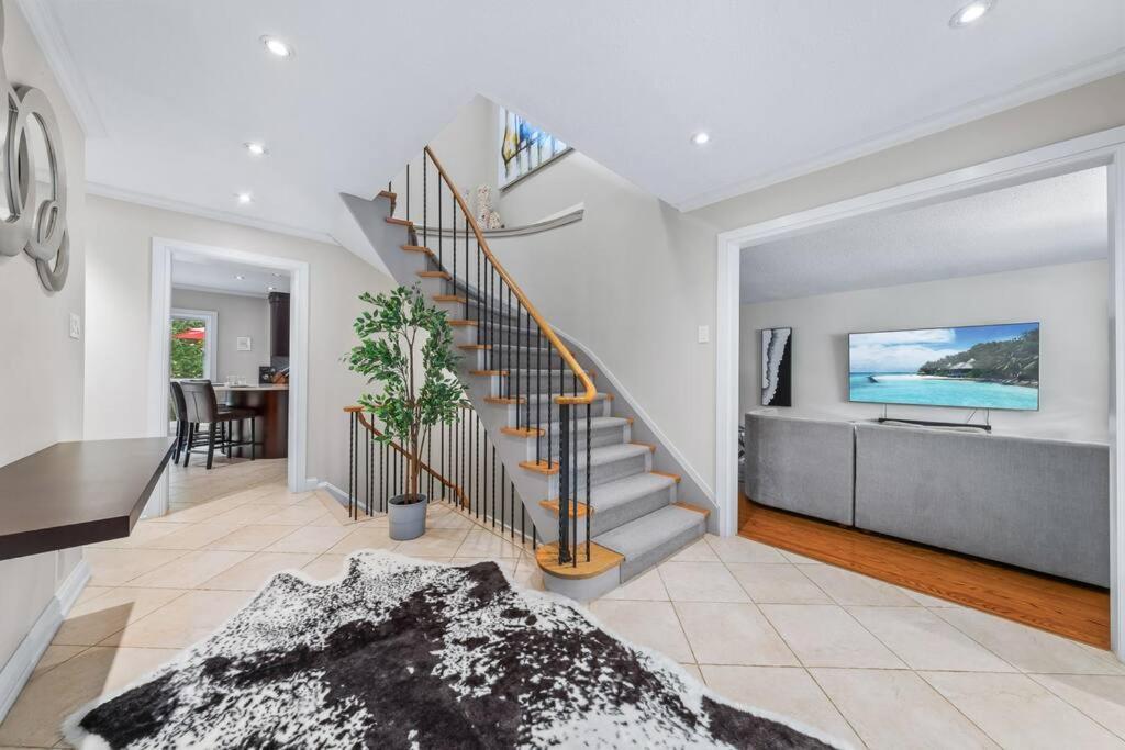 Holiday home Private Bedroom In A House Close To Subway With Free Parking Toronto