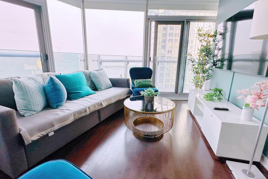 Apartment New Superior Lakeview Luxury Floor 3-bedroom On 48th Floor Toronto