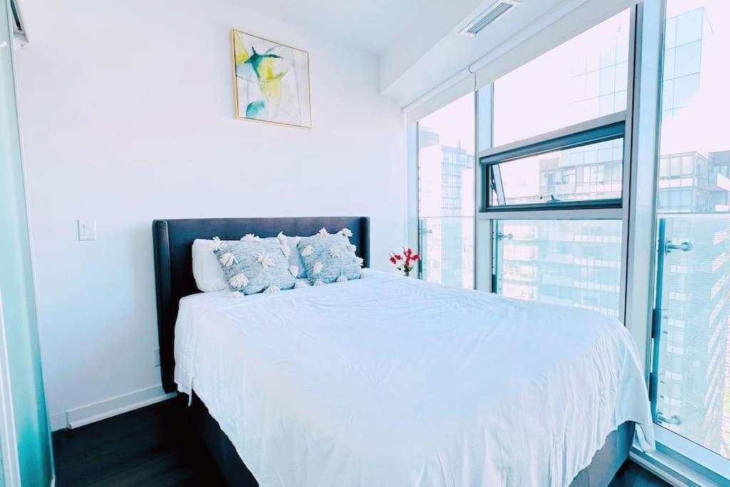 New Superior Lakeview Luxury 3-bedroom On High Floor Apartment
