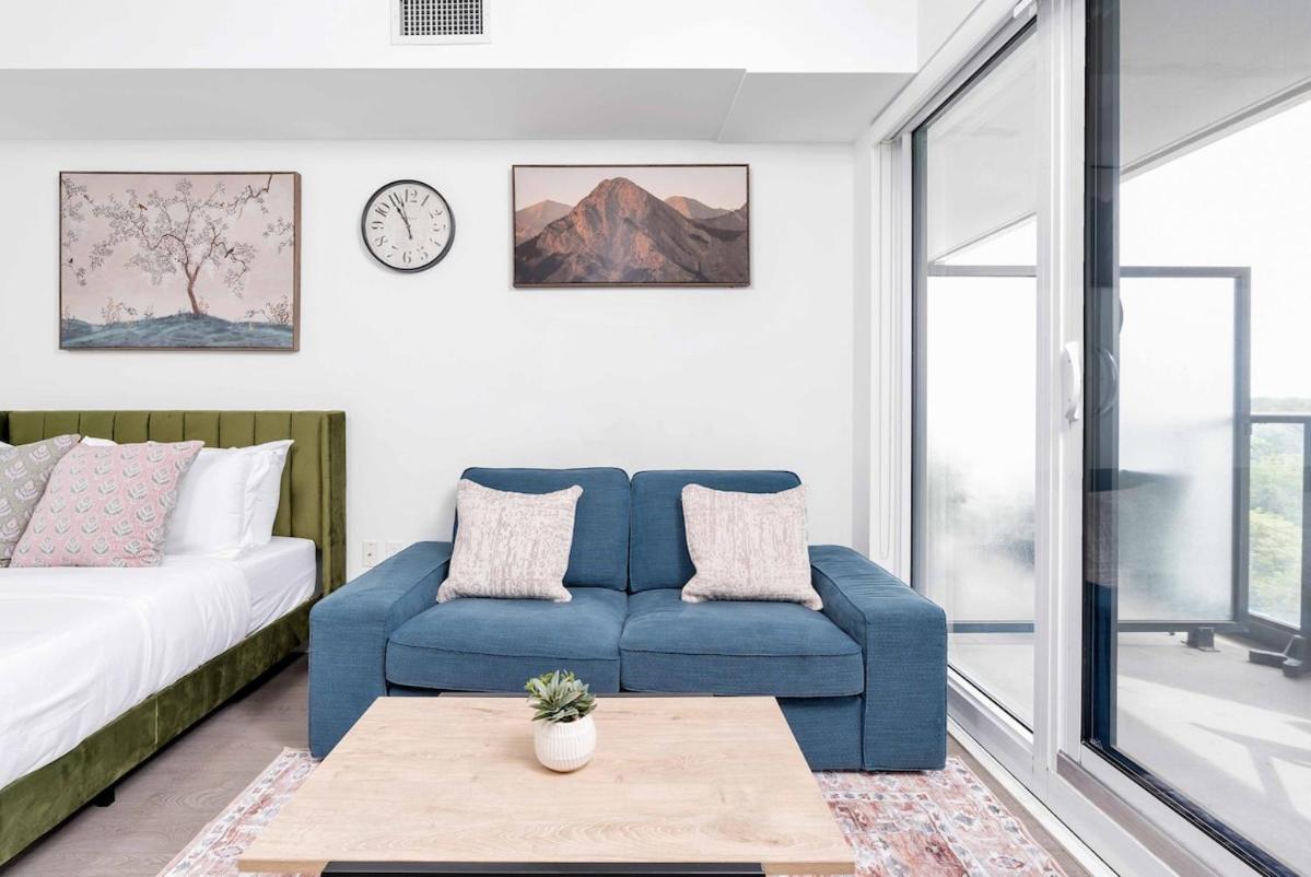 Chic By Eaton Centre Apartment