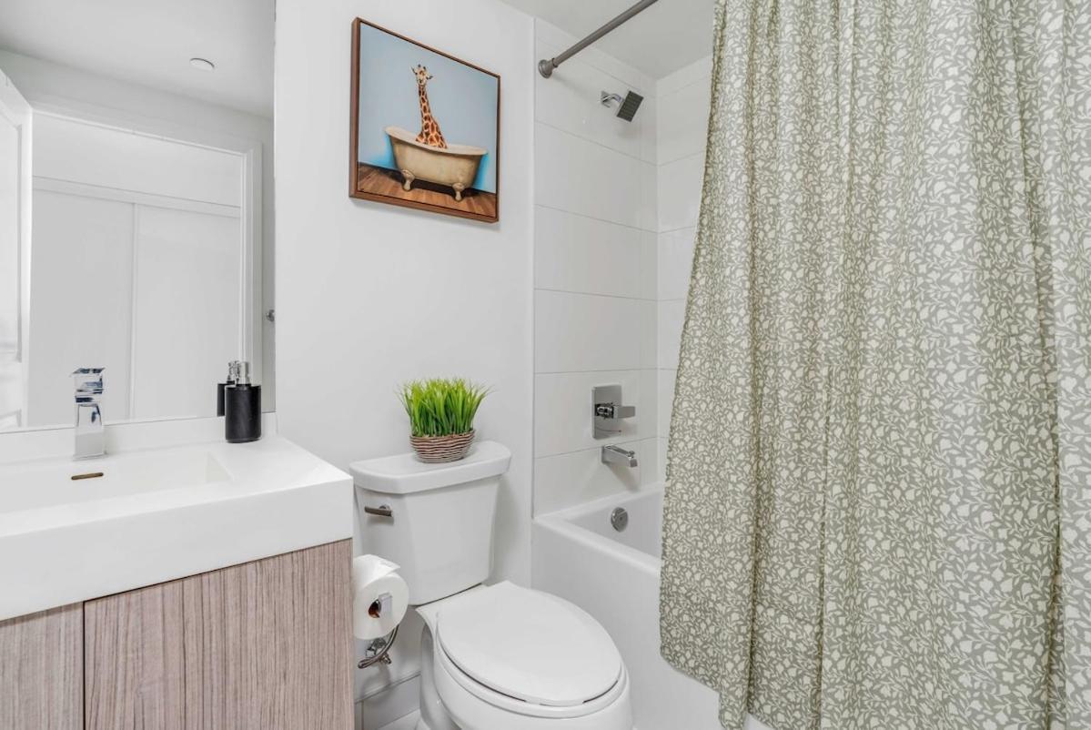 Chic By Eaton Centre Apartment *