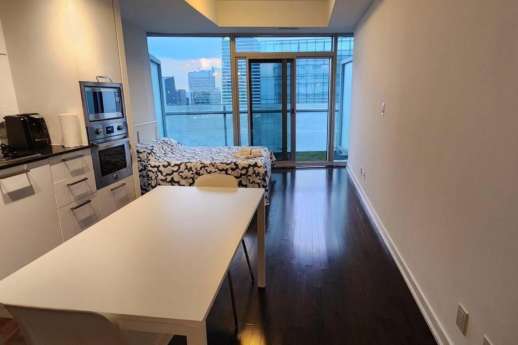 Modern High Floor ,cn Tower, Scotiaarena Apartment *