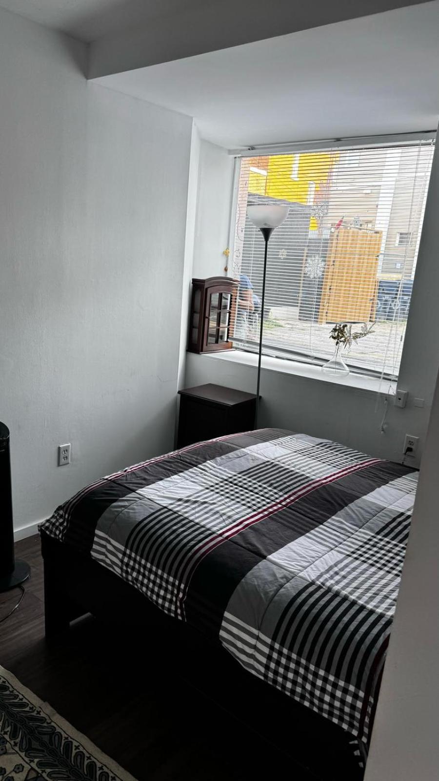 Hidden Gem W/ Free Parking Apartment *