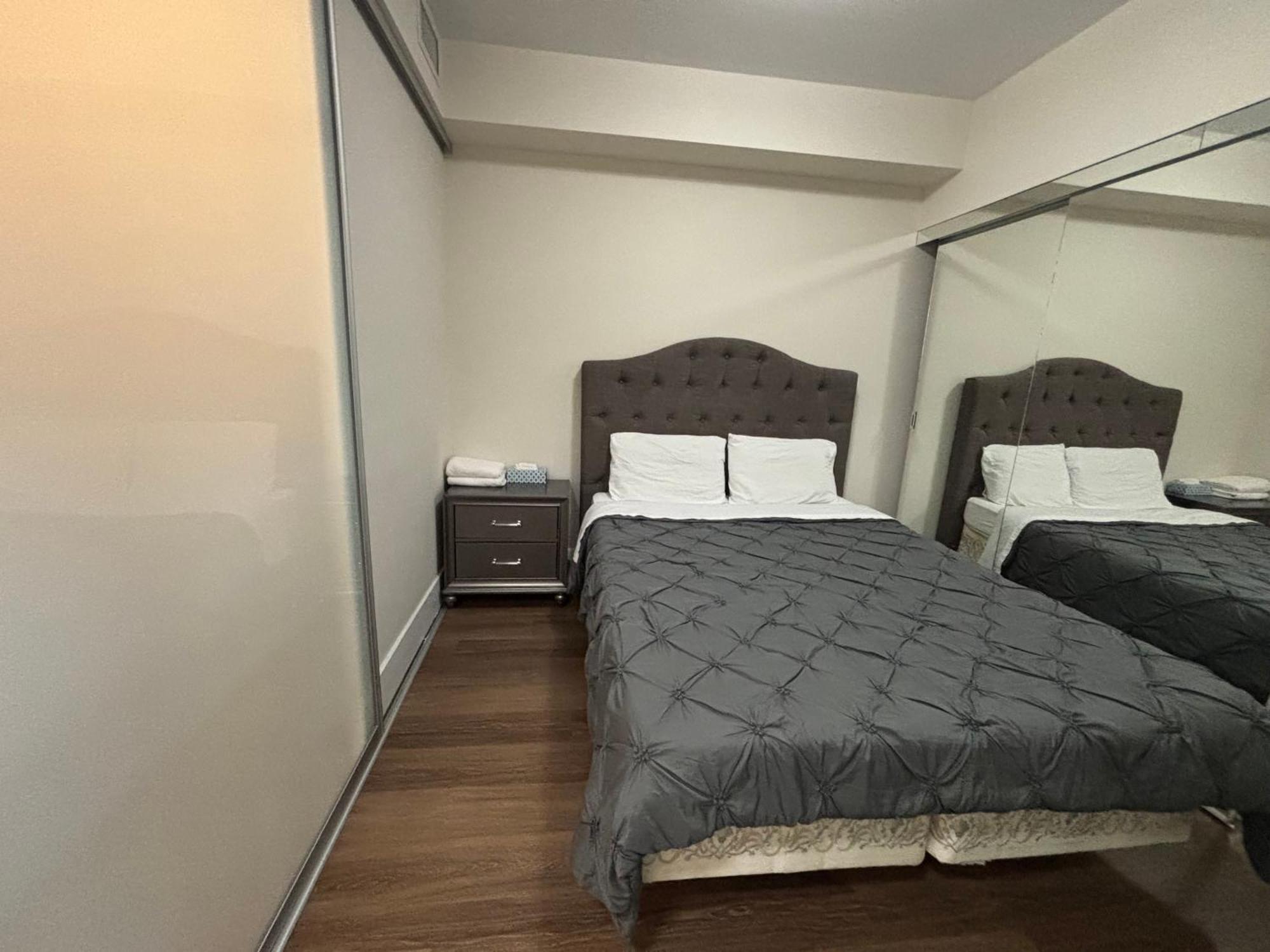 Downtown With Pool And Free Parking * Toronto