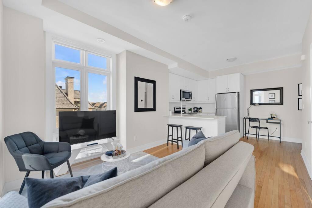 Designer Yorkdale 2br Townhouse, Private Patio, Parking Apartment