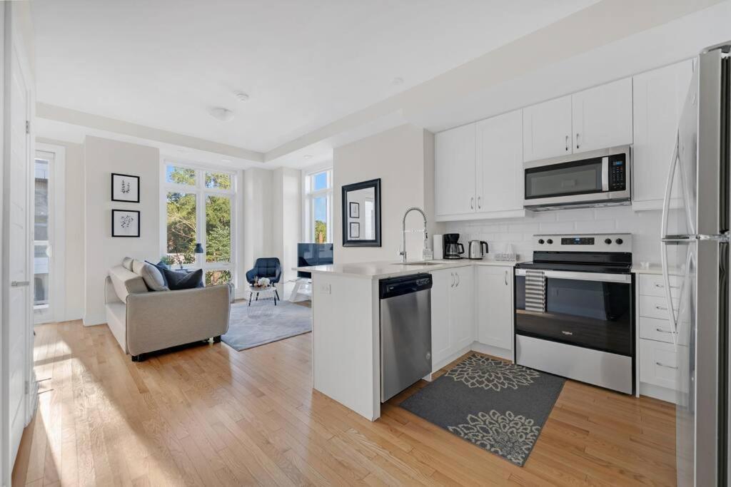Designer Yorkdale 2br Townhouse, Private Patio, Parking Apartment