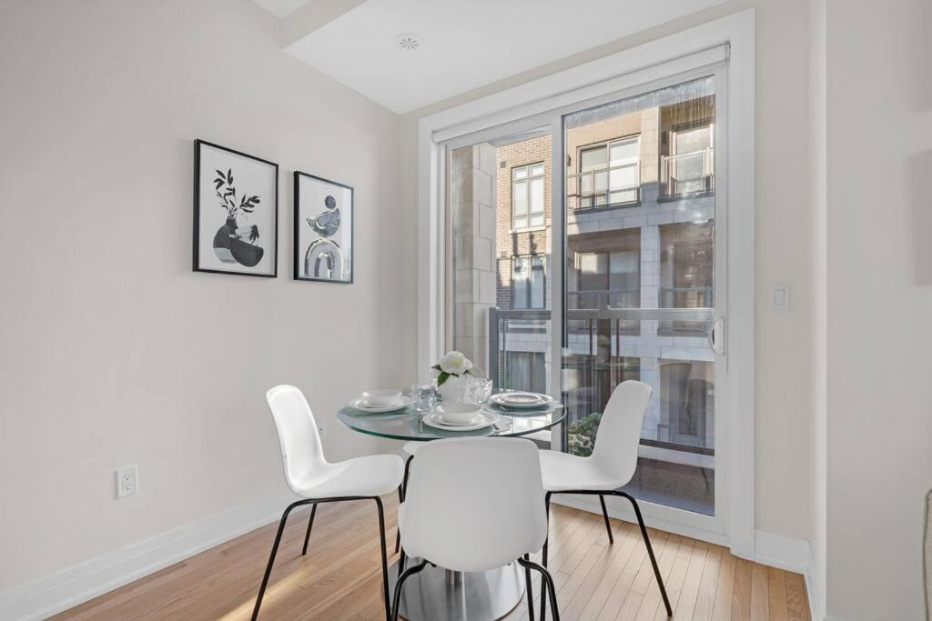Apartment Designer Yorkdale 2br Townhouse, Private Patio, Parking