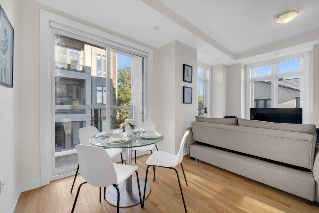 Designer Yorkdale 2br Townhouse, Private Patio, Parking Apartment *