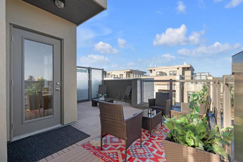 Apartment Designer Yorkdale 2br Townhouse, Private Patio, Parking Toronto
