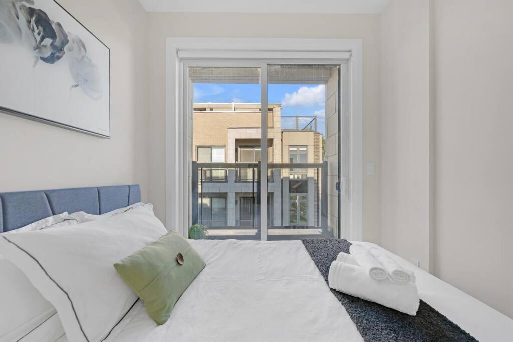 Designer Yorkdale 2br Townhouse, Private Patio, Parking Apartment Toronto