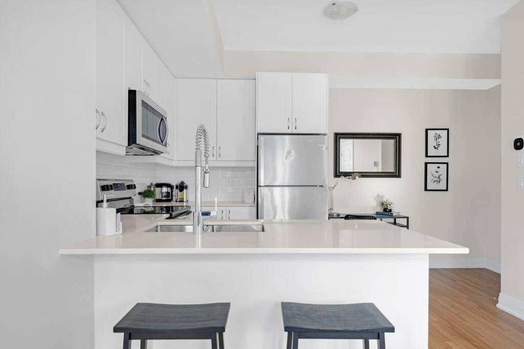 Designer Yorkdale 2br Townhouse, Private Patio, Parking Toronto