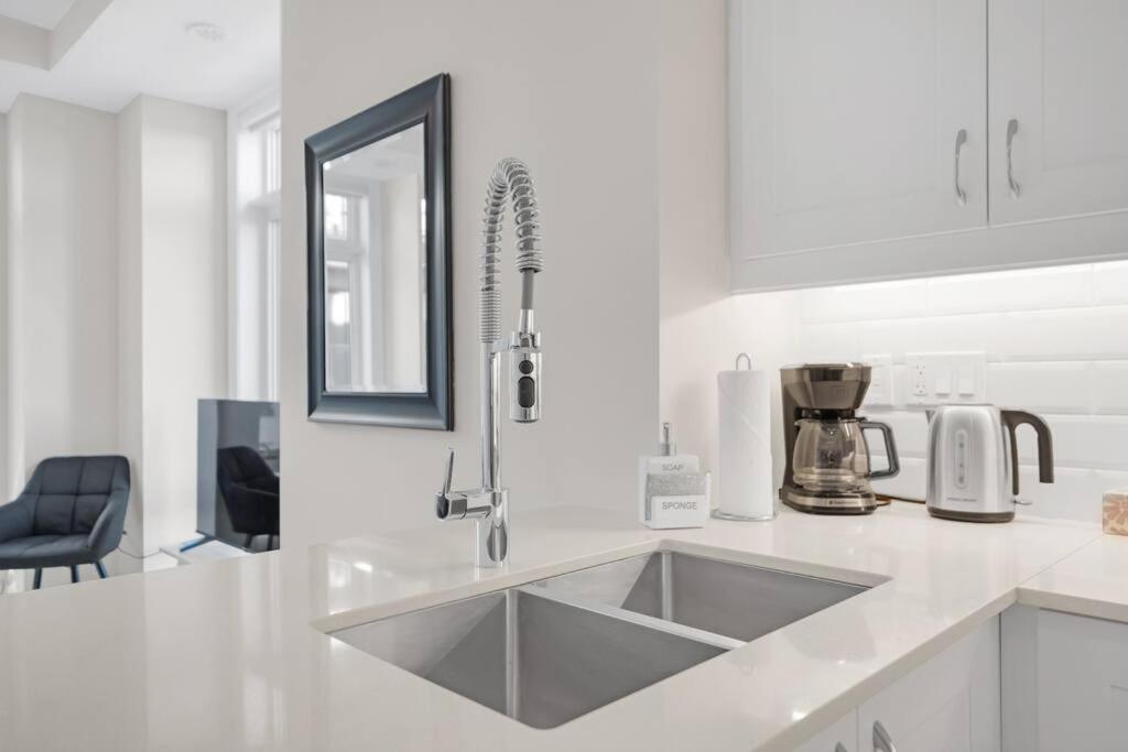 Designer Yorkdale 2br Townhouse, Private Patio, Parking * Toronto