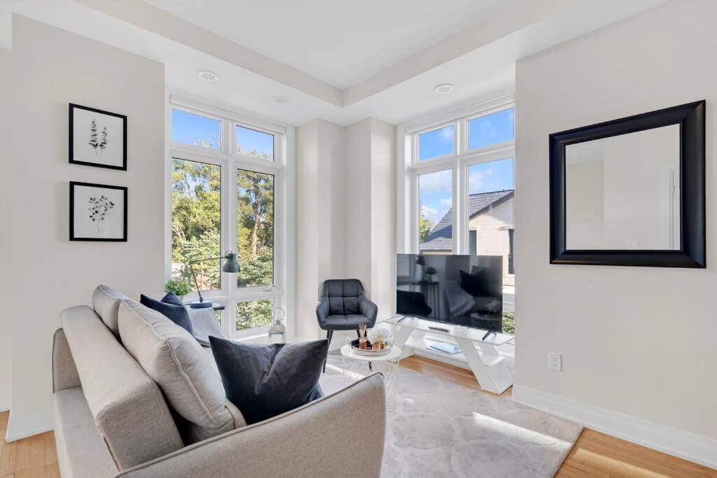 Designer Yorkdale 2br Townhouse, Private Patio, Parking Apartment Toronto