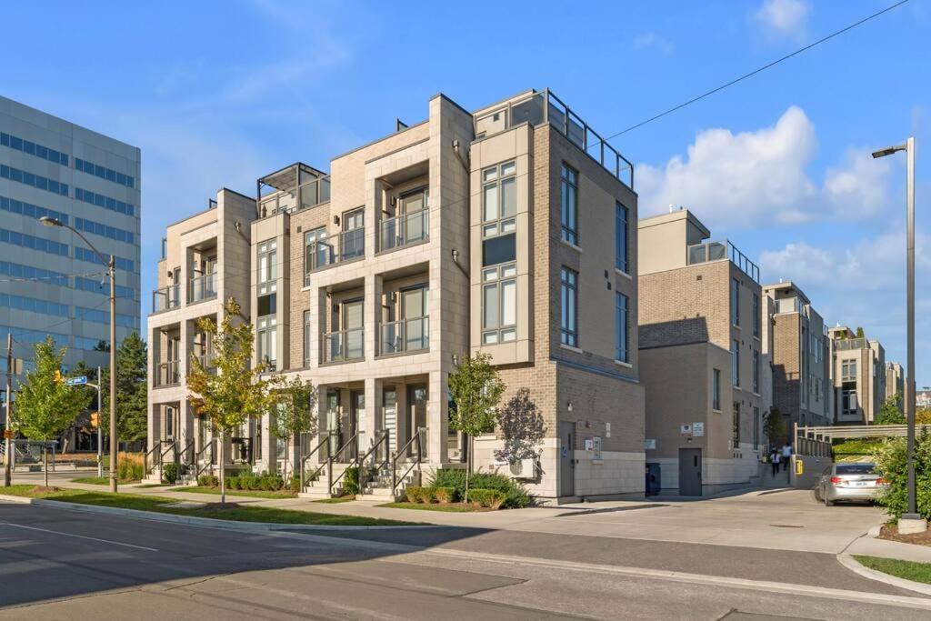 Apartment Designer Yorkdale 2br Townhouse, Private Patio, Parking Toronto